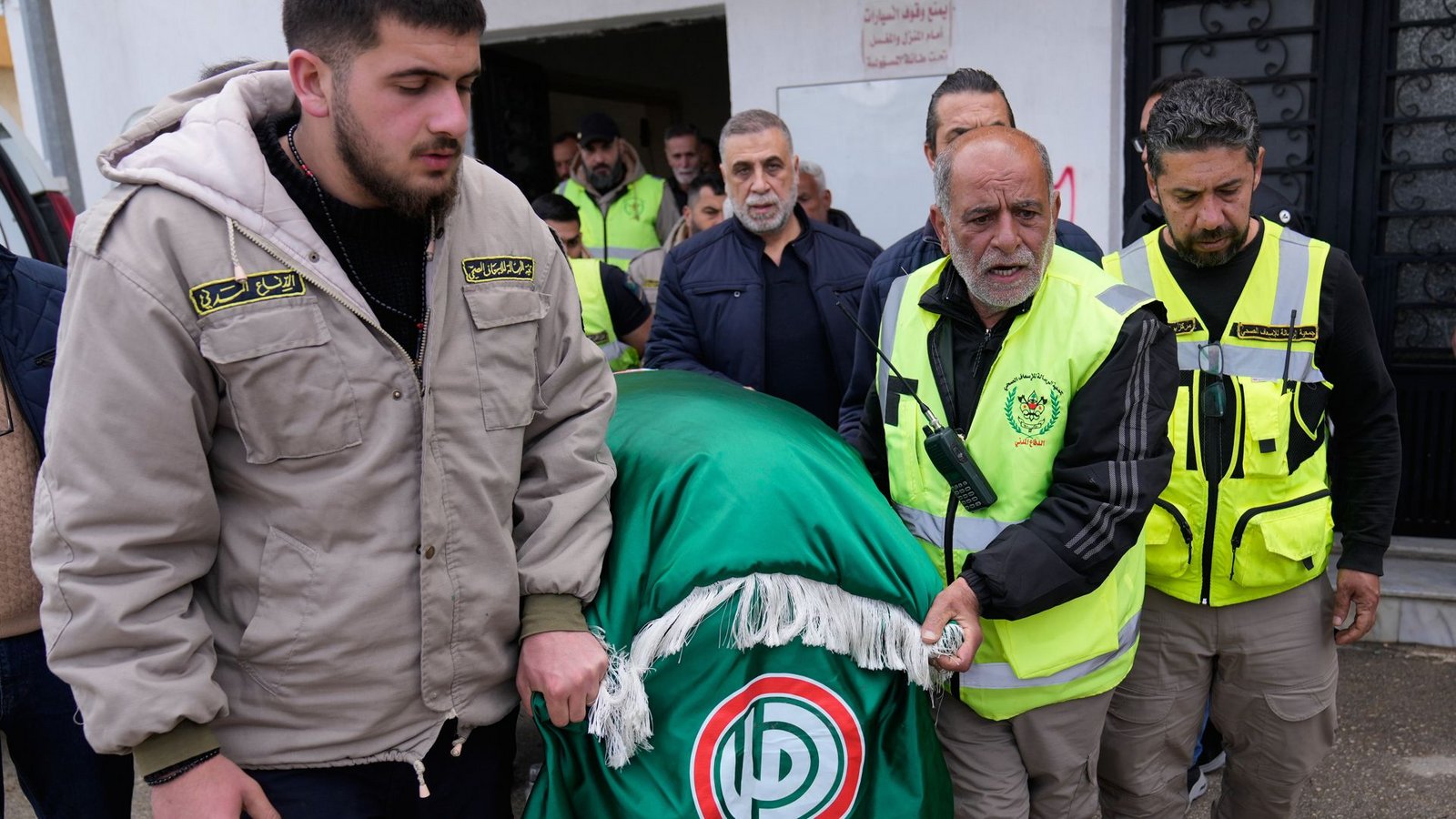 Libanesische Sanitäter tragen den Leichnam eines Kameraden, der bei einem israelischen Luftangriff getötet wurde – die humanitäre Katastrophe geht im Nahost-Krieg unter.Foto: Hussein Malla/dpa Libanesische Sanitäter tragen den Leichnam eines Kameraden, der bei einem israelischen Luftangriff getötet wurde – die humanitäre Katastrophe geht im Nahost-Krieg unter.Foto: Hussein Malla/dpa
