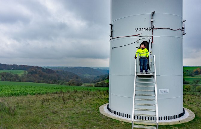 Die Doppelkameras knapp über dem Eingang zum Windradturm überwachen den Luftraum. Markus Pubantz hat das System entwickelt.<span class='image-autor'>Foto: Thomas Faltin</span>