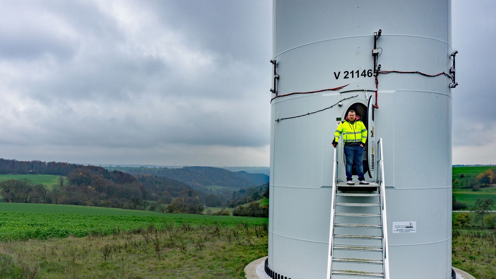 Die Doppelkameras knapp über dem Eingang zum Windradturm überwachen den Luftraum. Markus Pubantz hat das System entwickelt.Foto: Thomas Faltin Die Doppelkameras knapp über dem Eingang zum Windradturm überwachen den Luftraum. Markus Pubantz hat das System entwickelt.Foto: Thomas Faltin