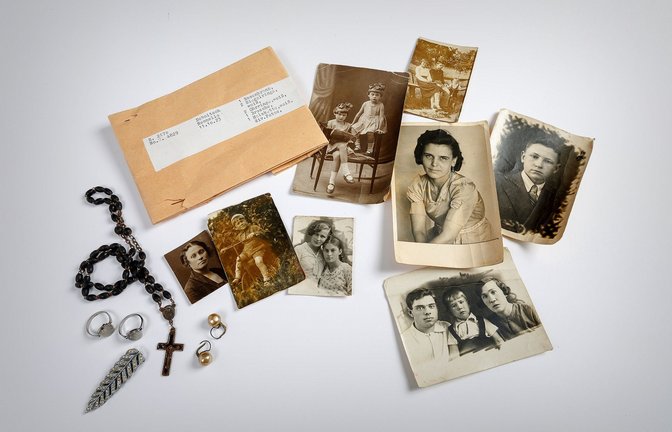 Wir suchen Angehörige von Neonella Doboitschina aus Russland, geboren am 11. Oktober 1923. Möglicherweise stammte sie aus Nowotscherkassk. Mit 20 Jahren geriet sie ins Visier der Gestapo. Sie gehörte zu der großen Zahl an Zwangsarbeiterinnen, mit denen das NS-Regime die Kriegswirtschaft am Laufen hielt. Gründe für Verhaftungen waren kleinste Vergehen, auch Kontakte zu Deutschen. Am 5. Mai 1944 deportierte die Gestapo die Studentin in das Frauen-Konzentrationslager Ravensbrück. Im Juli 1944 wurde sie in das Lager Salzgitter-Watenstedt transportiert – ein Außenlager des KZ Neuengamme. Dort musste sie für die Rüstungsindustrie arbeiten. Ihr weiteres Schicksal ist unbekannt. Die Fotos mit Widmungen zeigen Erinnerungen aus glücklichen Zeiten. Ihre Freunde nannten sie Nelly.<span class='image-autor'>Foto: Arolsen Archives/www.cornelisgollhardt.de</span>