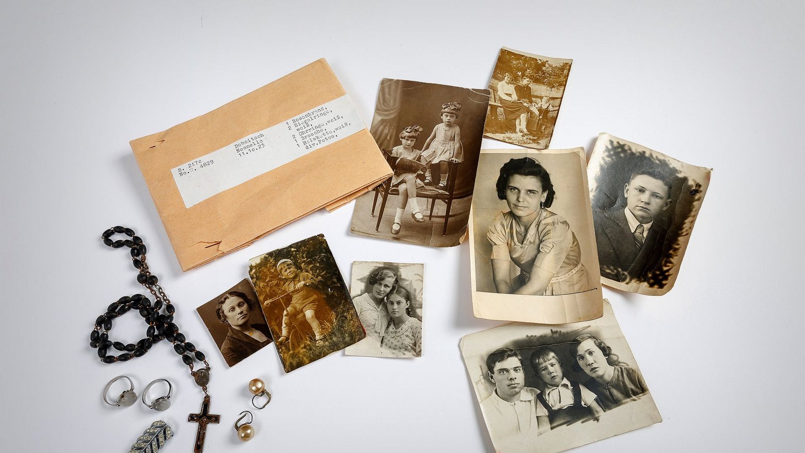 Wir suchen Angehörige von Neonella Doboitschina aus Russland, geboren am 11. Oktober 1923. Möglicherweise stammte sie aus Nowotscherkassk. Mit 20 Jahren geriet sie ins Visier der Gestapo. Sie gehörte zu der großen Zahl an Zwangsarbeiterinnen, mit denen das NS-Regime die Kriegswirtschaft am Laufen hielt. Gründe für Verhaftungen waren kleinste Vergehen, auch Kontakte zu Deutschen. Am 5. Mai 1944 deportierte die Gestapo die Studentin in das Frauen-Konzentrationslager Ravensbrück. Im Juli 1944 wurde sie in das Lager Salzgitter-Watenstedt transportiert – ein Außenlager des KZ Neuengamme. Dort musste sie für die Rüstungsindustrie arbeiten. Ihr weiteres Schicksal ist unbekannt. Die Fotos mit Widmungen zeigen Erinnerungen aus glücklichen Zeiten. Ihre Freunde nannten sie Nelly.Foto: Arolsen Archives/www.cornelisgollhardt.de Wir suchen Angehörige von Neonella Doboitschina aus Russland, geboren am 11. Oktober 1923. Möglicherweise stammte sie aus Nowotscherkassk. Mit 20 Jahren geriet sie ins Visier der Gestapo. Sie gehörte zu der großen Zahl an Zwangsarbeiterinnen, mit denen das NS-Regime die Kriegswirtschaft am Laufen hielt. Gründe für Verhaftungen waren kleinste Vergehen, auch Kontakte zu Deutschen. Am 5. Mai 1944 deportierte die Gestapo die Studentin in das Frauen-Konzentrationslager Ravensbrück. Im Juli 1944 wurde sie in das Lager Salzgitter-Watenstedt transportiert – ein Außenlager des KZ Neuengamme. Dort musste sie für die Rüstungsindustrie arbeiten. Ihr weiteres Schicksal ist unbekannt. Die Fotos mit Widmungen zeigen Erinnerungen aus glücklichen Zeiten. Ihre Freunde nannten sie Nelly.Foto: Arolsen Archives/www.cornelisgollhardt.de