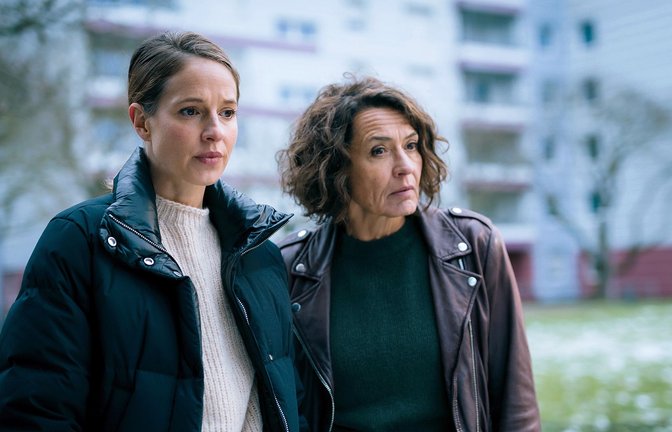 Johanna Stern (Lisa Bitter, links) und Lena Odenthal (Ulrike Folkerts) bei den Ermittlungen.<span class='image-autor'>Foto: SWR/Christian Koch</span>