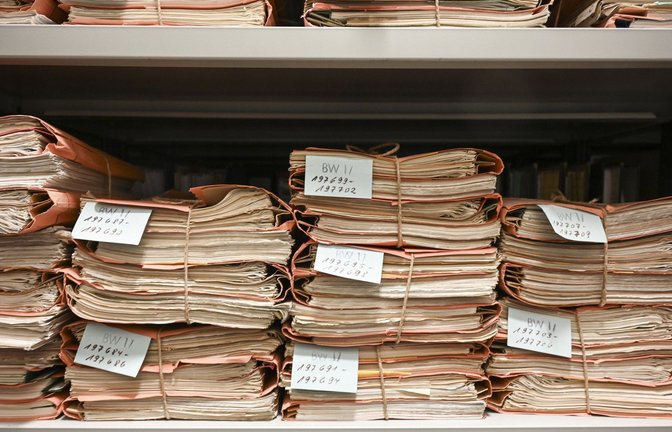 Aktenbündel im Deutschen Militärarchiv in Freiburg.<span class='image-autor'>Foto: KNA/Volker Hasenauer</span>