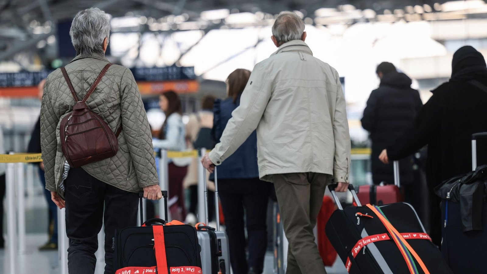 Mit der Alterung der Gesellschaft wächst der Anteil älterer Passagiere. Flughäfen müssen sich darauf einstellen.Foto: Oliver Berg/dpa