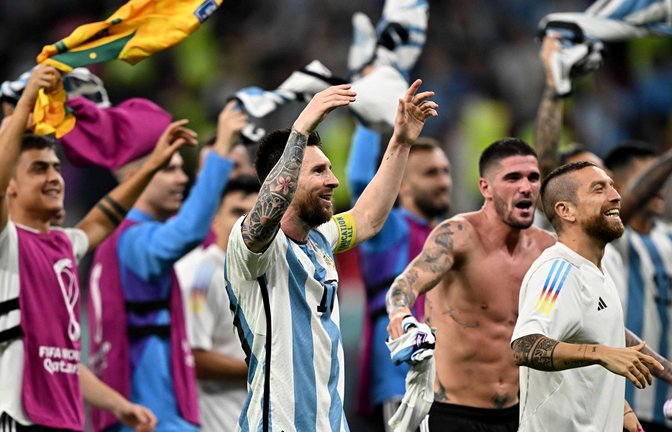 Lionel Messi (Mitte) und seine Teamkollegen feiern nach dem Sieg gegen Australien.<span class='image-autor'>Foto: AFP/MANAN VATSYAYANA</span>