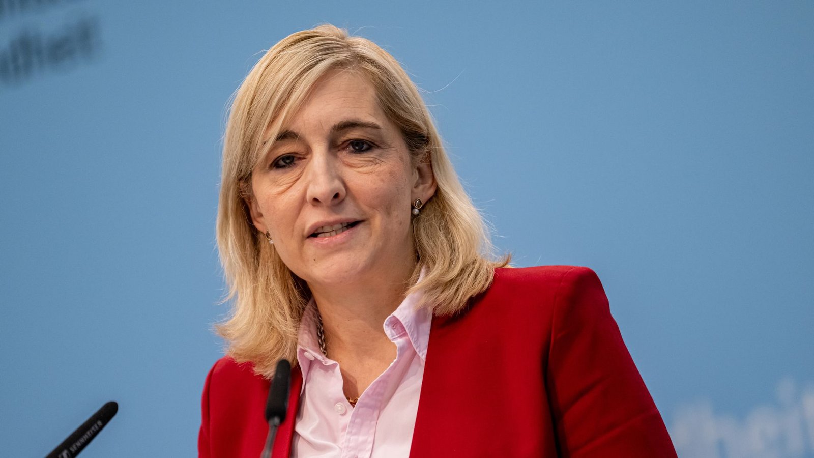 Bundesgesundheitsministerin Nina Warken fordert von den Bundesländern niedrigere baurechtliche Standards für Heime. (Archivbild)Foto: Fabian Sommer/dpa