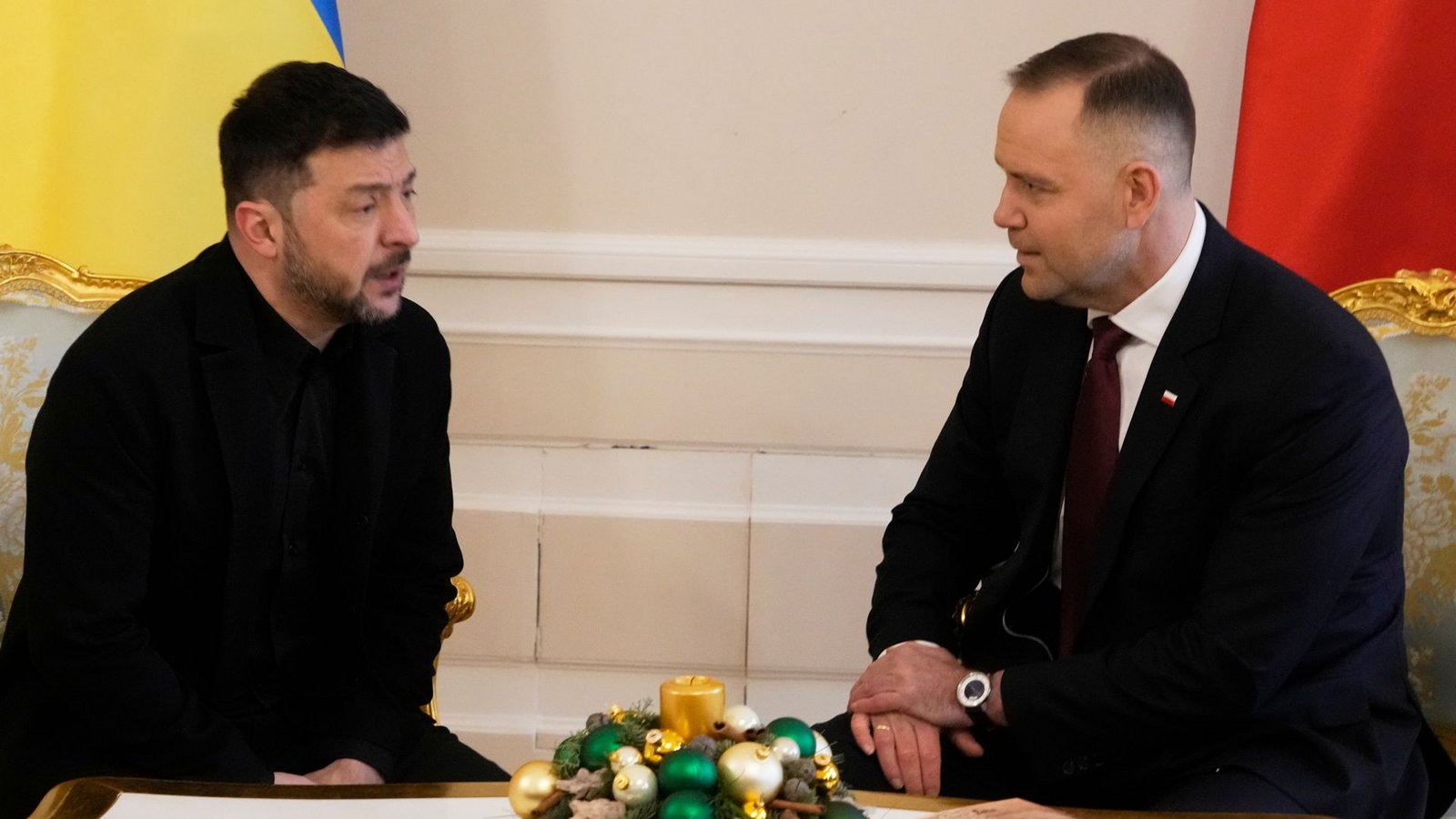 Der polnische Präsident Karol Nawrocki (r) und der ukrainische Präsident Wolodymyr Selenskyj sprechen während ihres Treffens im PräsidentenpalastFoto: Czarek Sokolowski/AP/dpa/Czarek Sokolowski Der polnische Präsident Karol Nawrocki (r) und der ukrainische Präsident Wolodymyr Selenskyj sprechen während ihres Treffens im PräsidentenpalastFoto: Czarek Sokolowski/AP/dpa/Czarek Sokolowski