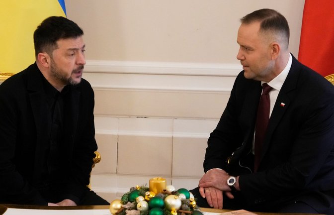 Der polnische Präsident Karol Nawrocki (r) und der ukrainische Präsident Wolodymyr Selenskyj sprechen während ihres Treffens im Präsidentenpalast<span class='image-autor'>Foto: Czarek Sokolowski/AP/dpa/Czarek Sokolowski</span>
