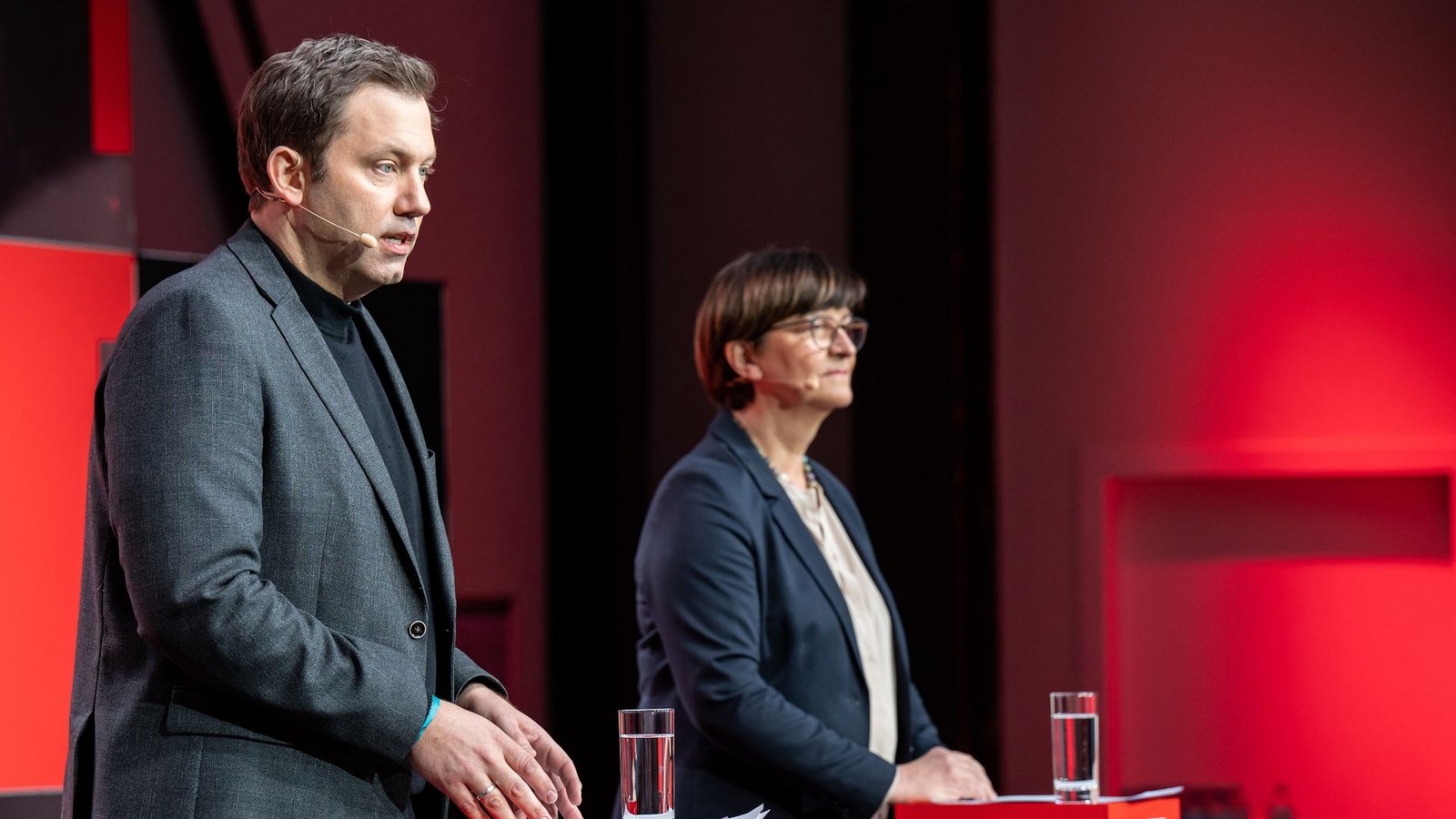 Die SPD-Vorsitzenden Saskia Esken (r) und Lars Klingbeil äußern sich bei einer Pressekonferenz zu der Klausur des SPD-Präsidiums.Foto: Bernd von Jutrczenka/dpa