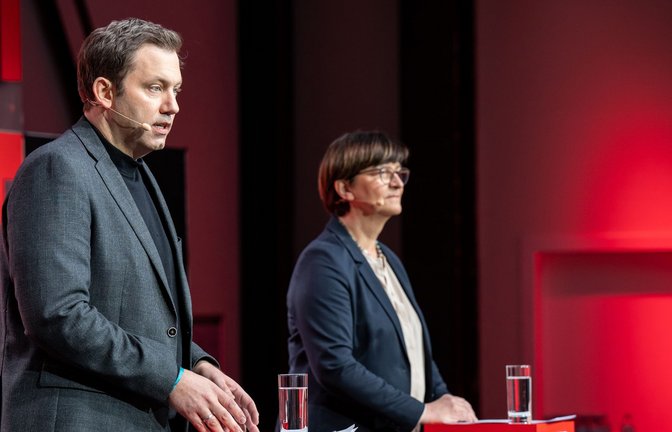 Die SPD-Vorsitzenden Saskia Esken (r) und Lars Klingbeil äußern sich bei einer Pressekonferenz zu der Klausur des SPD-Präsidiums.<span class='image-autor'>Foto: Bernd von Jutrczenka/dpa</span>