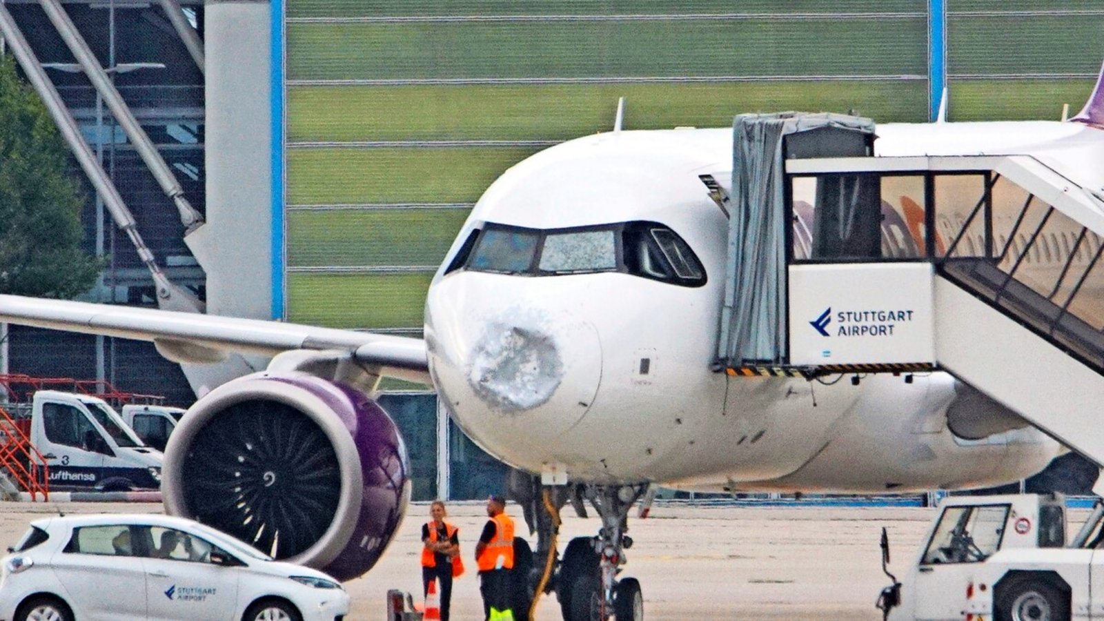 Eingedrückte Nase, gesplitterte Scheibe: Die Maschine der Air Cairo in StuttgartFoto: SDMG