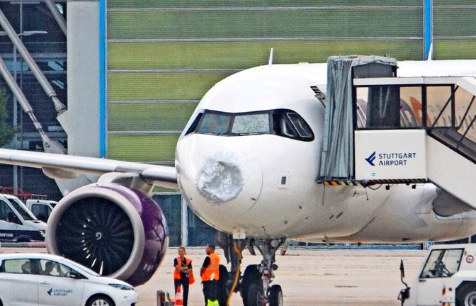 Eingedrückte Nase, gesplitterte Scheibe: Die Maschine der Air Cairo in Stuttgart<span class='image-autor'>Foto: SDMG</span>