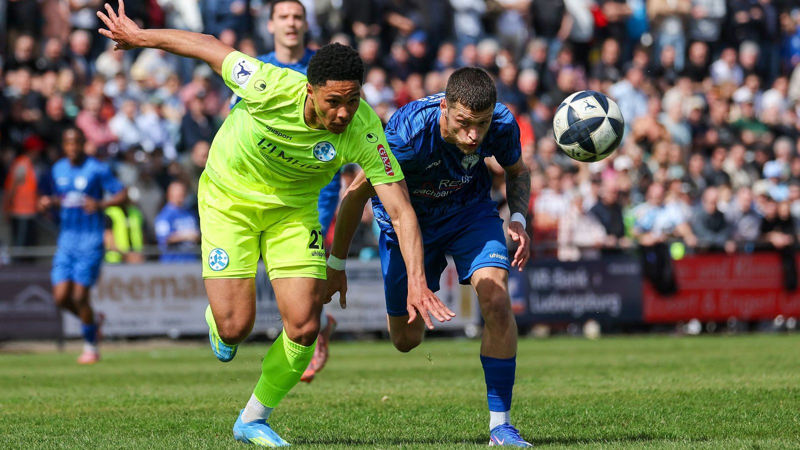 Enges Match in Freiberg: Kickers-Spieler David Udogu (li.) gegen Leon Petö.Foto: Baumann/Julia Rahn Enges Match in Freiberg: Kickers-Spieler David Udogu (li.) gegen Leon Petö.Foto: Baumann/Julia Rahn