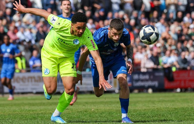 Enges Match in Freiberg: Kickers-Spieler David Udogu (li.) gegen Leon Petö.<span class='image-autor'>Foto: Baumann/Julia Rahn</span>