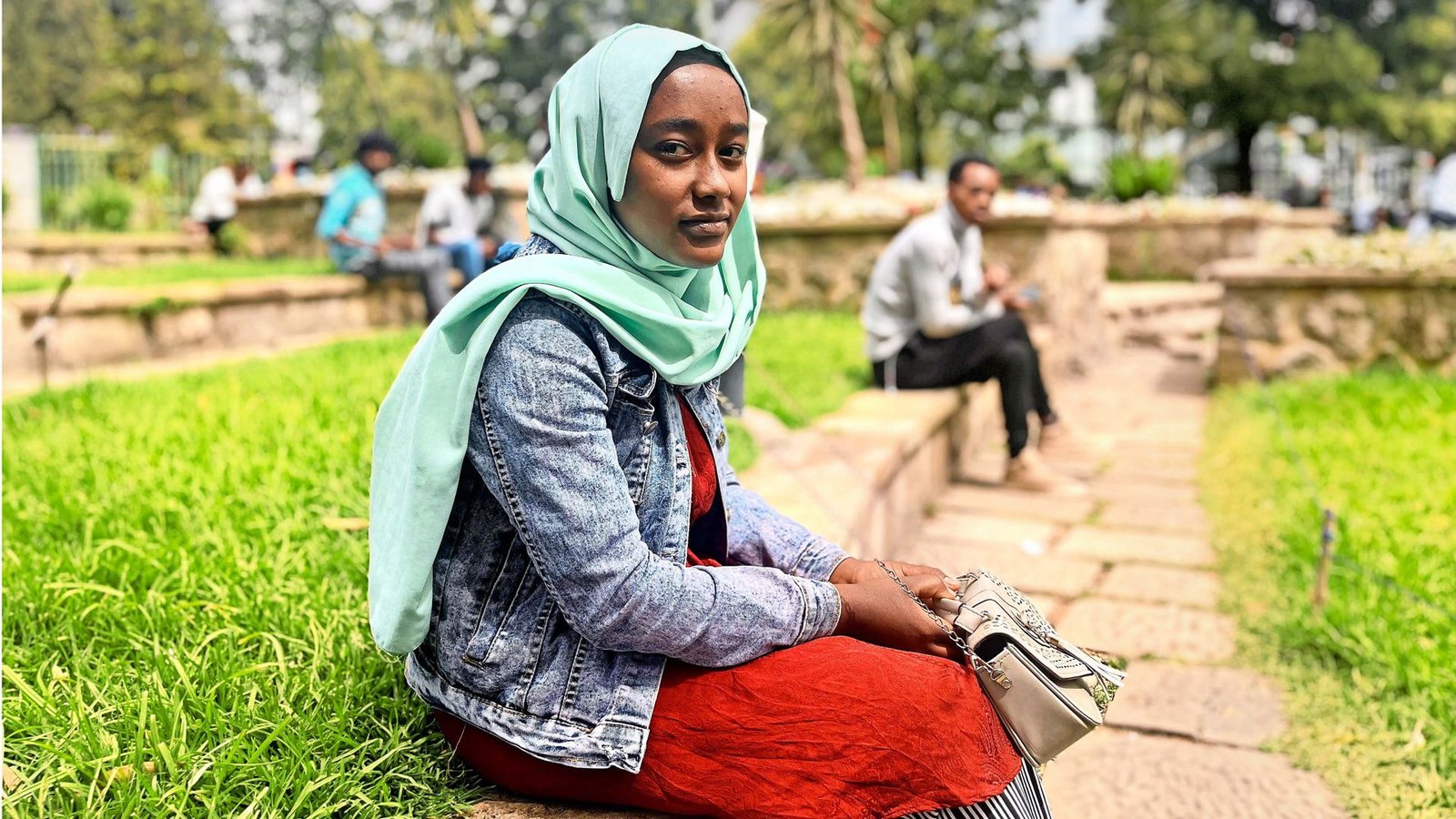 Die Äthiopierin Fatuma G. vor einem Amt in Addis Abeba, in dem sie die Formalitäten für ihre Ausreise nach Saudi-Arabien erledigen muss.Foto: Christian Putsch/Christian Putsch Die Äthiopierin Fatuma G. vor einem Amt in Addis Abeba, in dem sie die Formalitäten für ihre Ausreise nach Saudi-Arabien erledigen muss.Foto: Christian Putsch/Christian Putsch