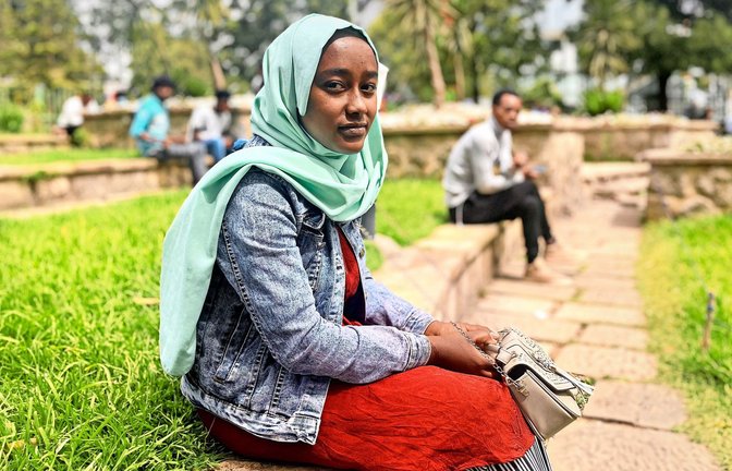 Die Äthiopierin Fatuma G. vor einem Amt in Addis Abeba, in dem sie  die Formalitäten für ihre Ausreise nach Saudi-Arabien erledigen muss.<span class='image-autor'>Foto: Christian Putsch/Christian Putsch</span>
