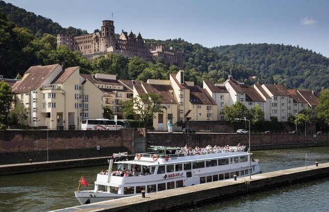 Keinen Koffer in Berlin, aber eine Akte in Hamburg – das gilt bald auch für Ausflugsdampfer in Heidelberg.<span class='image-autor'>Foto: imago images/Wilfried Wirth</span>