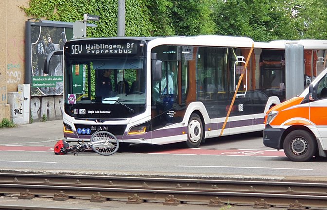 Direkt vor der Bahnunterführung in der König-Karl-Straße biegen die Busse wieder auf die Alte B 14 ein – und kreuzen damit den viel befahrenen Hauptradweg zwischen Bad Cannstatt und Stuttgart.<span class='image-autor'>Foto: privat/Joachim Schlegel</span>