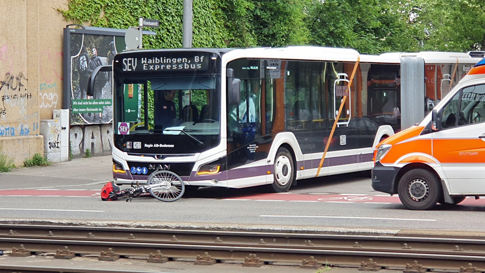 Direkt vor der Bahnunterführung in der König-Karl-Straße biegen die Busse wieder auf die Alte B 14 ein – und kreuzen damit den viel befahrenen Hauptradweg zwischen Bad Cannstatt und Stuttgart.Foto: privat/Joachim Schlegel
