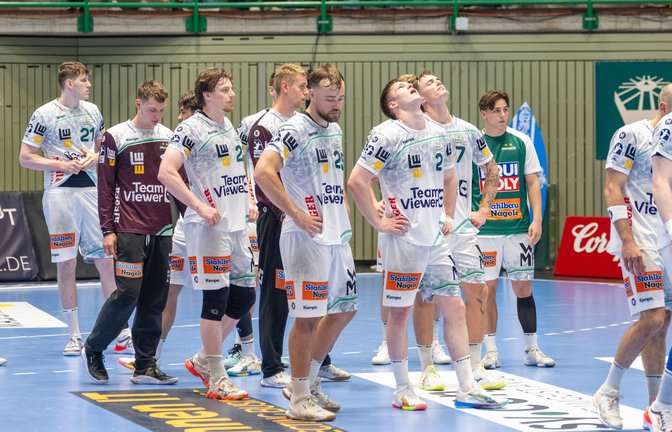 Enttäuschte Frisch-Auf-Spieler nach der knappen Niederlage im letzten Saisonspiel in Wuppertal.<span class='image-autor'>Foto: IMAGO/Eibner</span>