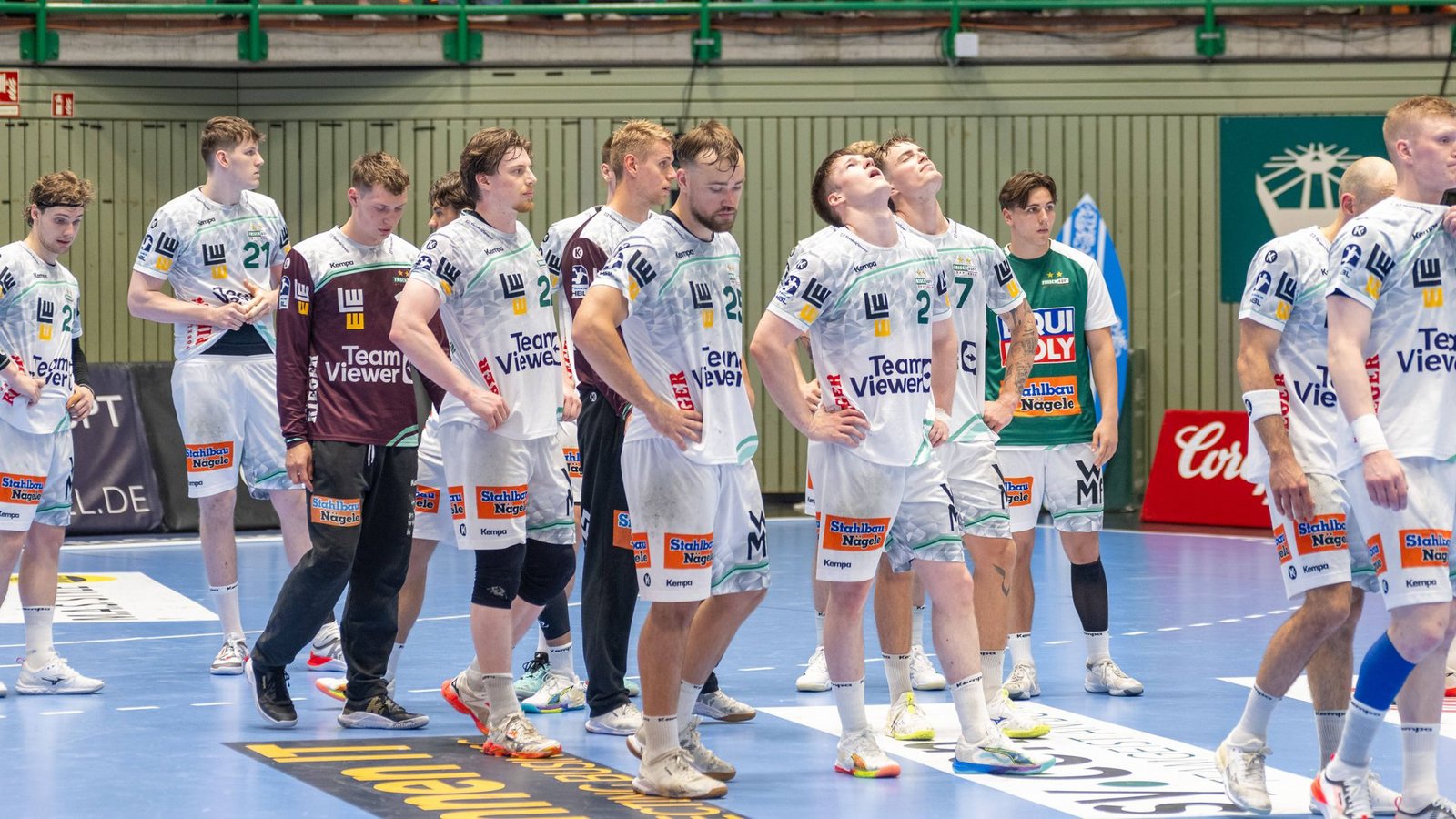 Enttäuschte Frisch-Auf-Spieler nach der knappen Niederlage im letzten Saisonspiel in Wuppertal.Foto: IMAGO/Eibner Enttäuschte Frisch-Auf-Spieler nach der knappen Niederlage im letzten Saisonspiel in Wuppertal.Foto: IMAGO/Eibner