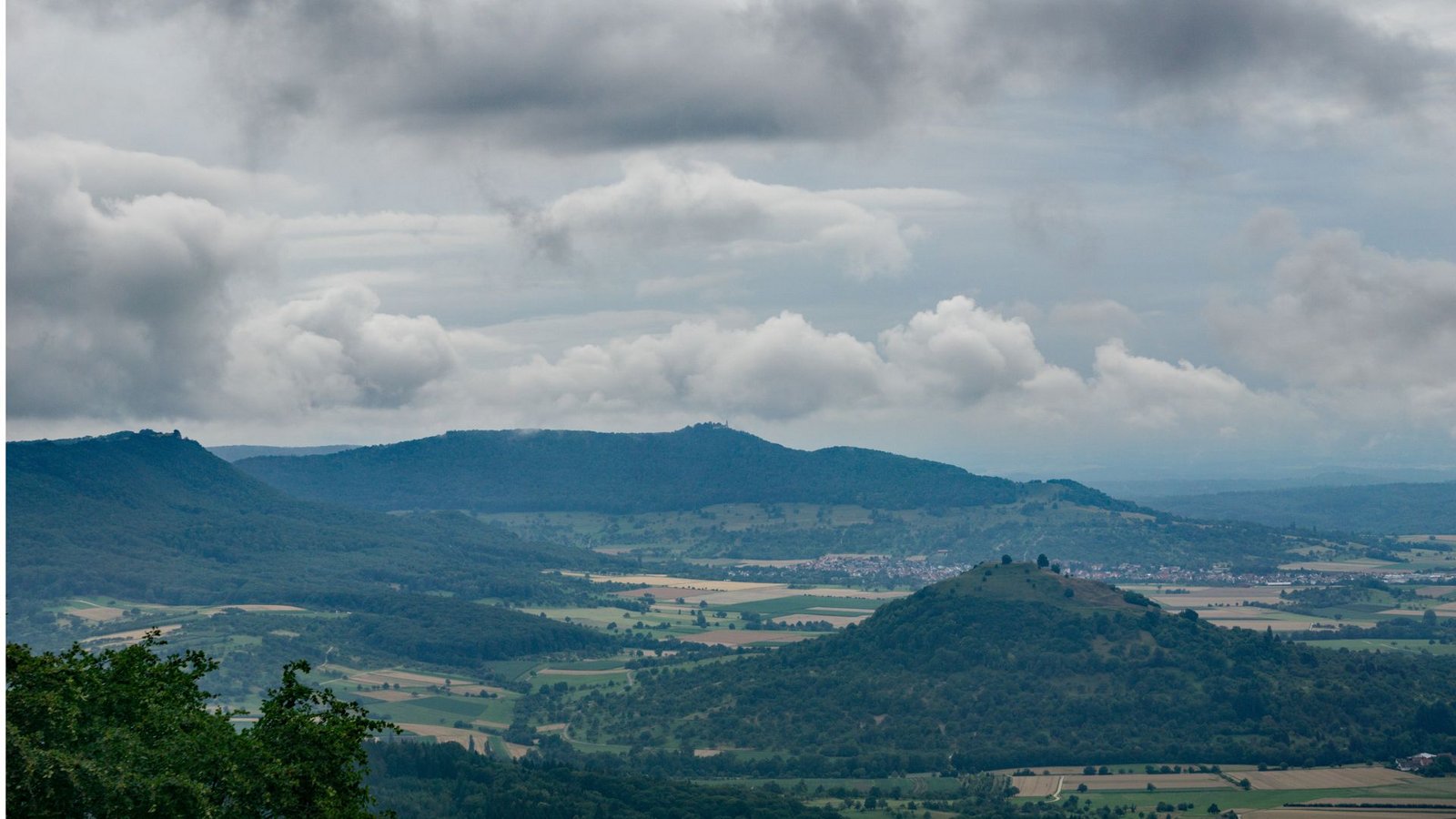 Jetzt ist man auf der Mittleren Alb angekommen: Vom Aussichtspunkt Boßler schaut man auf die Limburg, den Breitenstein und die Burg Teck.Foto: Faltin Jetzt ist man auf der Mittleren Alb angekommen: Vom Aussichtspunkt Boßler schaut man auf die Limburg, den Breitenstein und die Burg Teck.Foto: Faltin