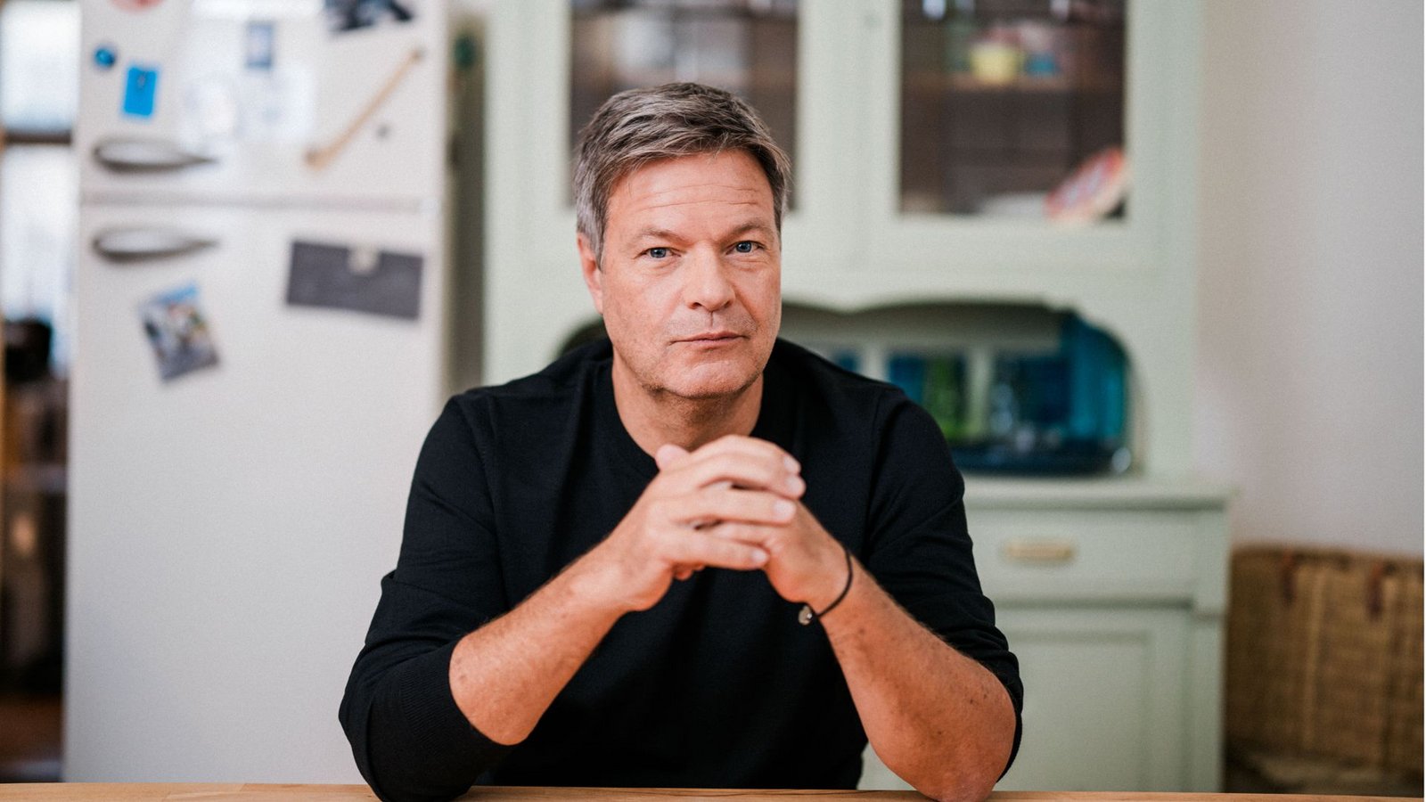 Robert Habeck hat seine Kanzlerkandidatur offiziell verkündet – am Küchentisch.Foto: Elias Keilhauer/Elias Keilhauer Robert Habeck hat seine Kanzlerkandidatur offiziell verkündet – am Küchentisch.Foto: Elias Keilhauer/Elias Keilhauer