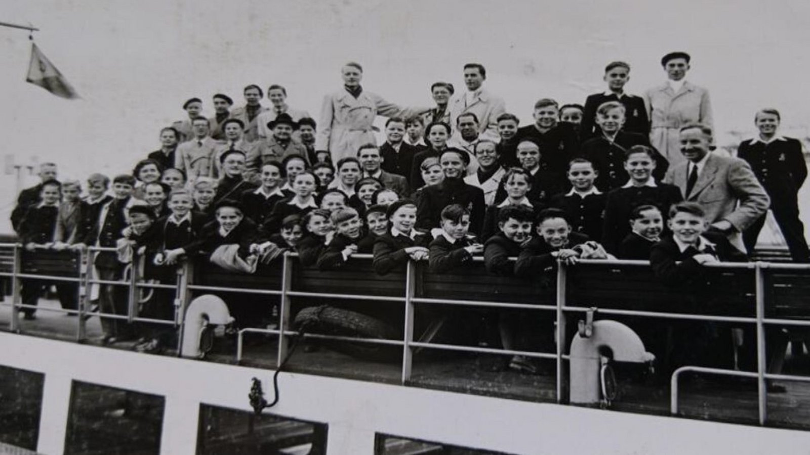 Der Hymnus-Chor bei einer Hafenrundfahrt in Hamburg. 1952 machte der Chor eine Schwedenfahrt. Alfred Zechnall ist dabei (rechts mit Krawatte).Foto: Landeskirchliches Archiv Stuttgart/oh Der Hymnus-Chor bei einer Hafenrundfahrt in Hamburg. 1952 machte der Chor eine Schwedenfahrt. Alfred Zechnall ist dabei (rechts mit Krawatte).Foto: Landeskirchliches Archiv Stuttgart/oh