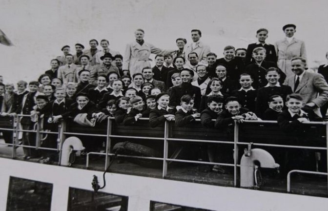 Der Hymnus-Chor bei einer Hafenrundfahrt in Hamburg. 1952 machte der Chor eine Schwedenfahrt. Alfred Zechnall ist dabei (rechts mit Krawatte).<span class='image-autor'>Foto: Landeskirchliches Archiv Stuttgart/oh</span>
