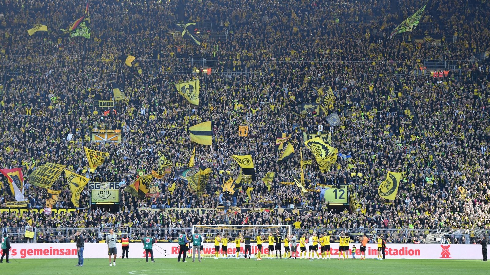 Angehender Vizemeister: Dortmunds Mannschaft steht vor der Gelben Wand der Fans im heimischen Stadion.Foto: Bernd Thissen/dpa