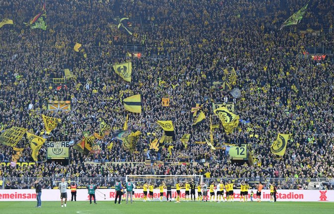 Angehender Vizemeister: Dortmunds Mannschaft steht vor der Gelben Wand der Fans im heimischen Stadion.<span class='image-autor'>Foto: Bernd Thissen/dpa</span>