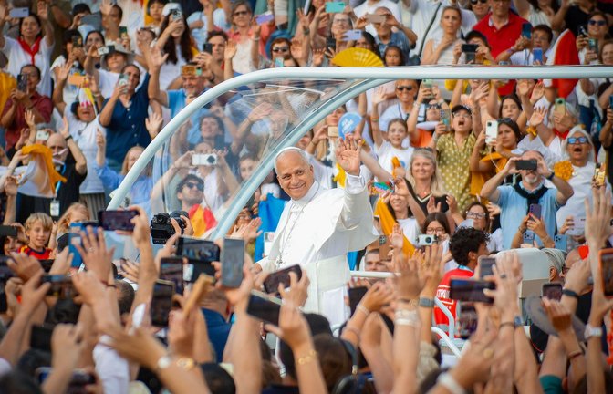 Im Olympiastadion von Barcelona  feierte Papst Leo XIV. mit Zehntausenden Gläubigen einen Abendgottesdienst.<span class='image-autor'>Foto: Kike Ricón/dpa</span>