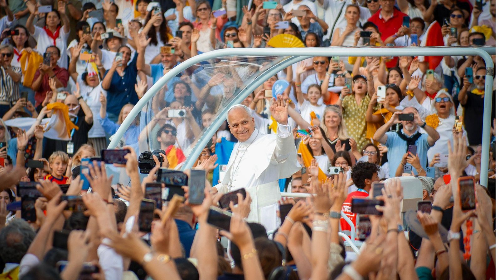 Im Olympiastadion von Barcelona  feierte Papst Leo XIV. mit Zehntausenden Gläubigen einen Abendgottesdienst.Foto: Kike Ricón/dpa