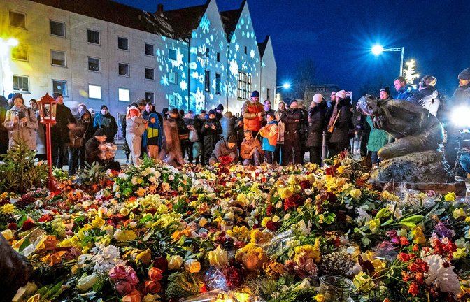 Nach dem Anschlag auf den Magdeburger Weihnachtsmarkt im Dezember 2024 legten  viele Menschen Blumen am Eingang der St.-Johannis-Kirche nieder.<span class='image-autor'>Foto: epd/Maike Gloeckner</span>