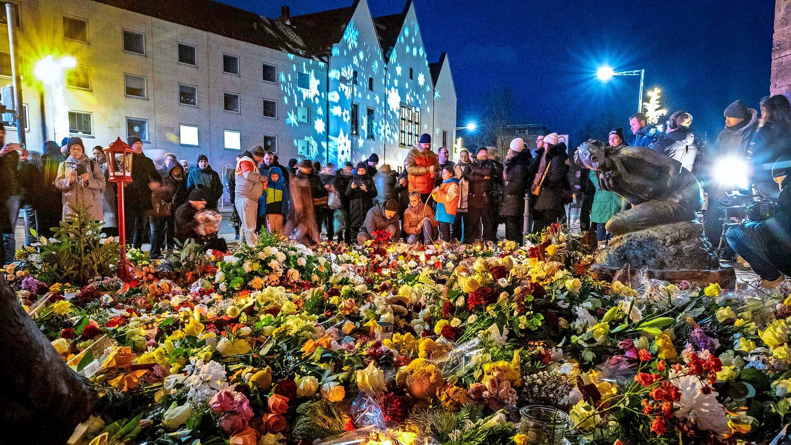 Nach dem Anschlag auf den Magdeburger Weihnachtsmarkt im Dezember 2024 legten  viele Menschen Blumen am Eingang der St.-Johannis-Kirche nieder.Foto: epd/Maike Gloeckner