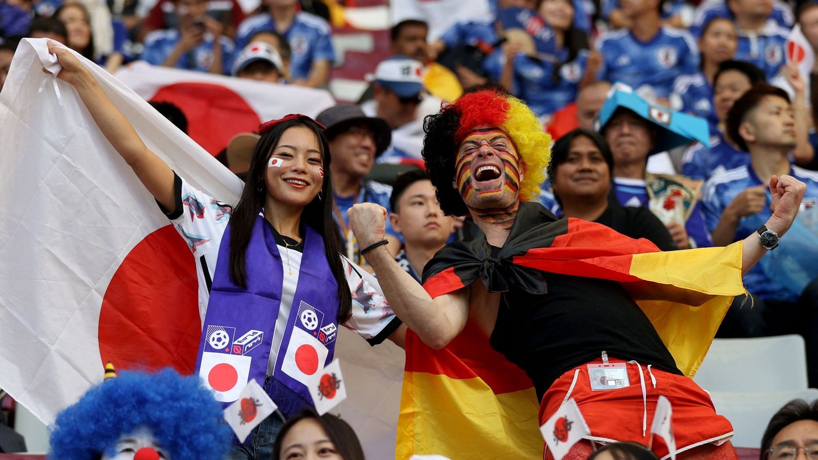 Deutsche und japanische Fans in trauter Eintracht vor der Partie.Foto: AFP/ADRIAN DENNIS