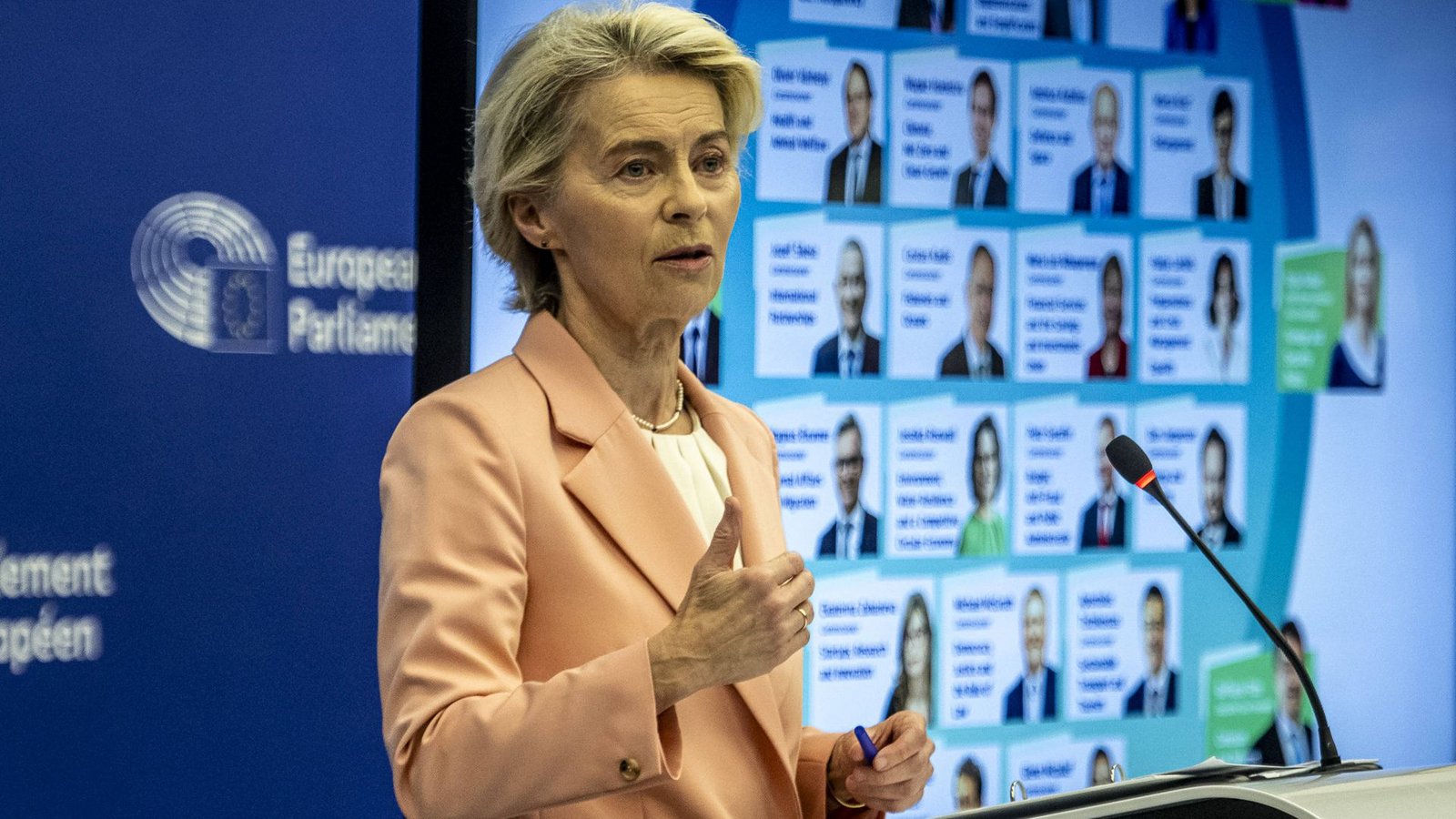Ursula von der Leyen bei der Präsentation ihrer Kommissarinnen und Kommissare, deren Fotos hinter ihr zu sehen sind.Foto: Imago/Wiktor Dabkowski Ursula von der Leyen bei der Präsentation ihrer Kommissarinnen und Kommissare, deren Fotos hinter ihr zu sehen sind.Foto: Imago/Wiktor Dabkowski