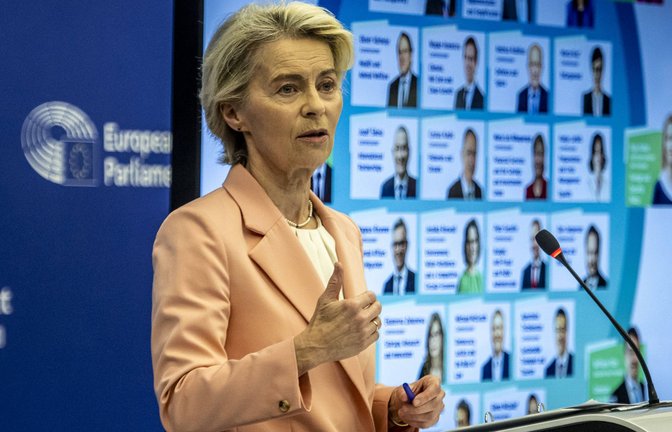 Ursula von der Leyen bei der Präsentation ihrer Kommissarinnen und Kommissare, deren Fotos hinter ihr zu sehen sind.<span class='image-autor'>Foto: Imago/Wiktor Dabkowski</span>