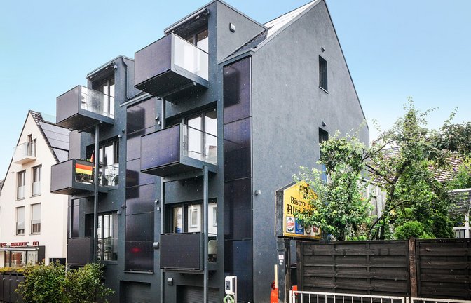 „Die Fassade hier polarisiert“, sagt Heinrich Welker. Auch die Balkone sind mit Solarmodulen bestückt.<span class='image-autor'>Foto: /Lichtgut/Ferdinando Iannone</span>