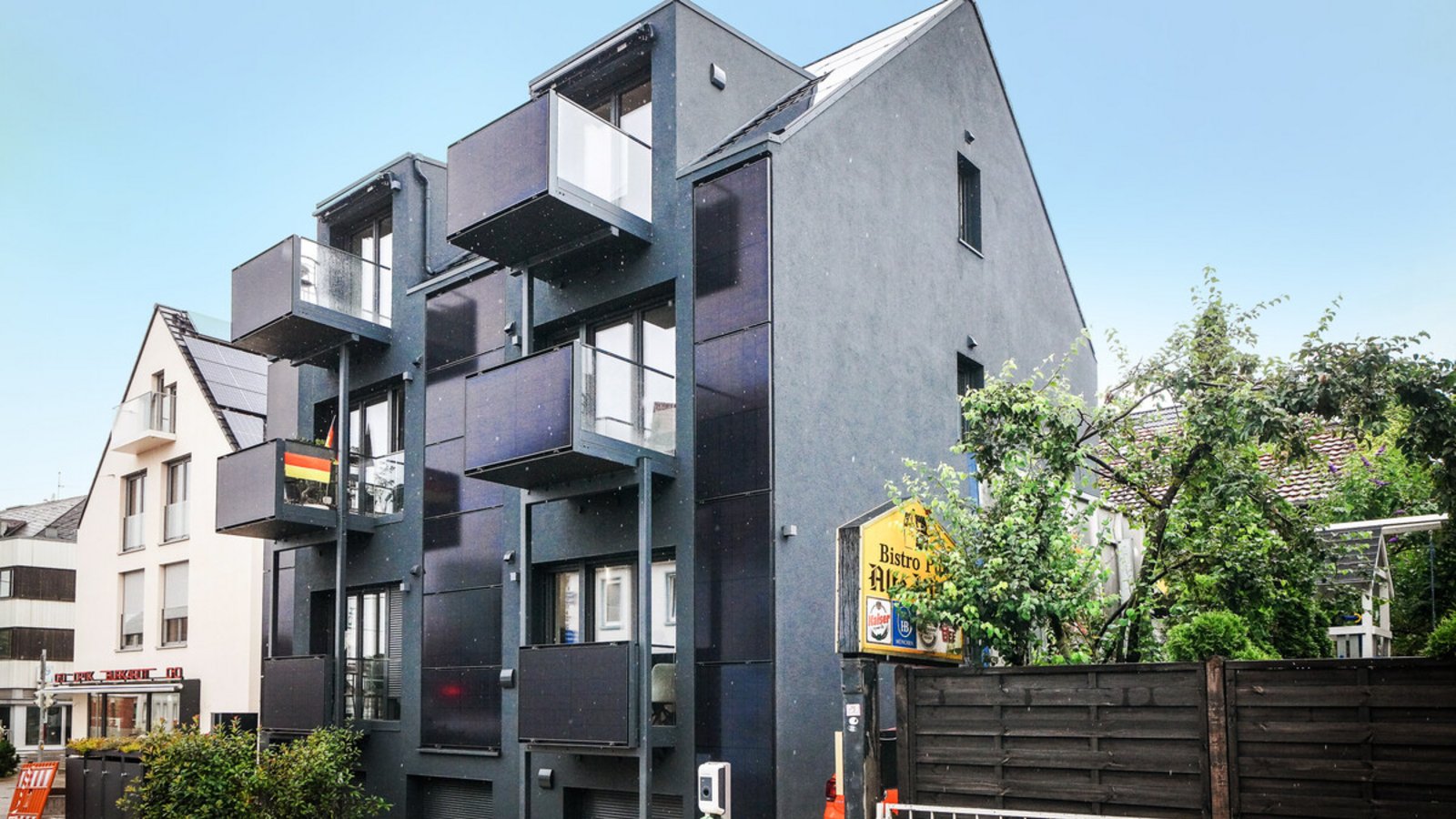 „Die Fassade hier polarisiert“, sagt Heinrich Welker. Auch die Balkone sind mit Solarmodulen bestückt.Foto: /Lichtgut/Ferdinando Iannone