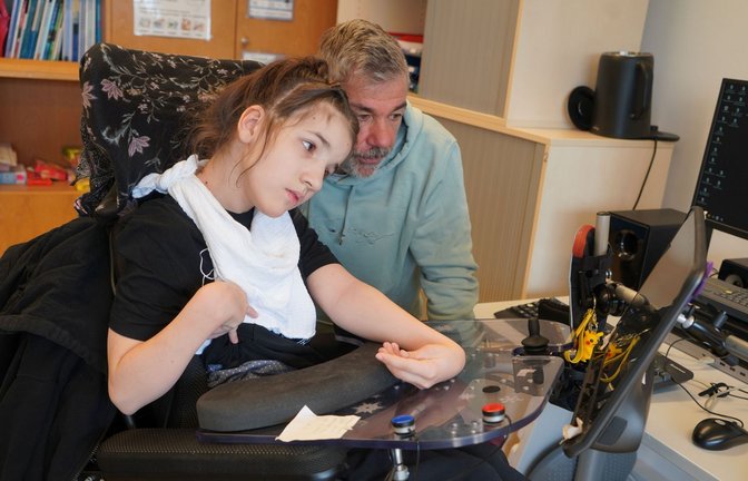 Leonie und der Sonderpädagoge Wolfram Deibel beim Einzelunterricht. Kommunizieren kann die 14-Jährige mithilfe eines Sprachcomputers.
Foto: Sira Huwiler-Flamm

 Leonie  beim Einzelunterricht bei Sonderpädagoge Wolfram Deibel.<span class='image-autor'>Foto: Sira Huwiler-Flamm</span>
