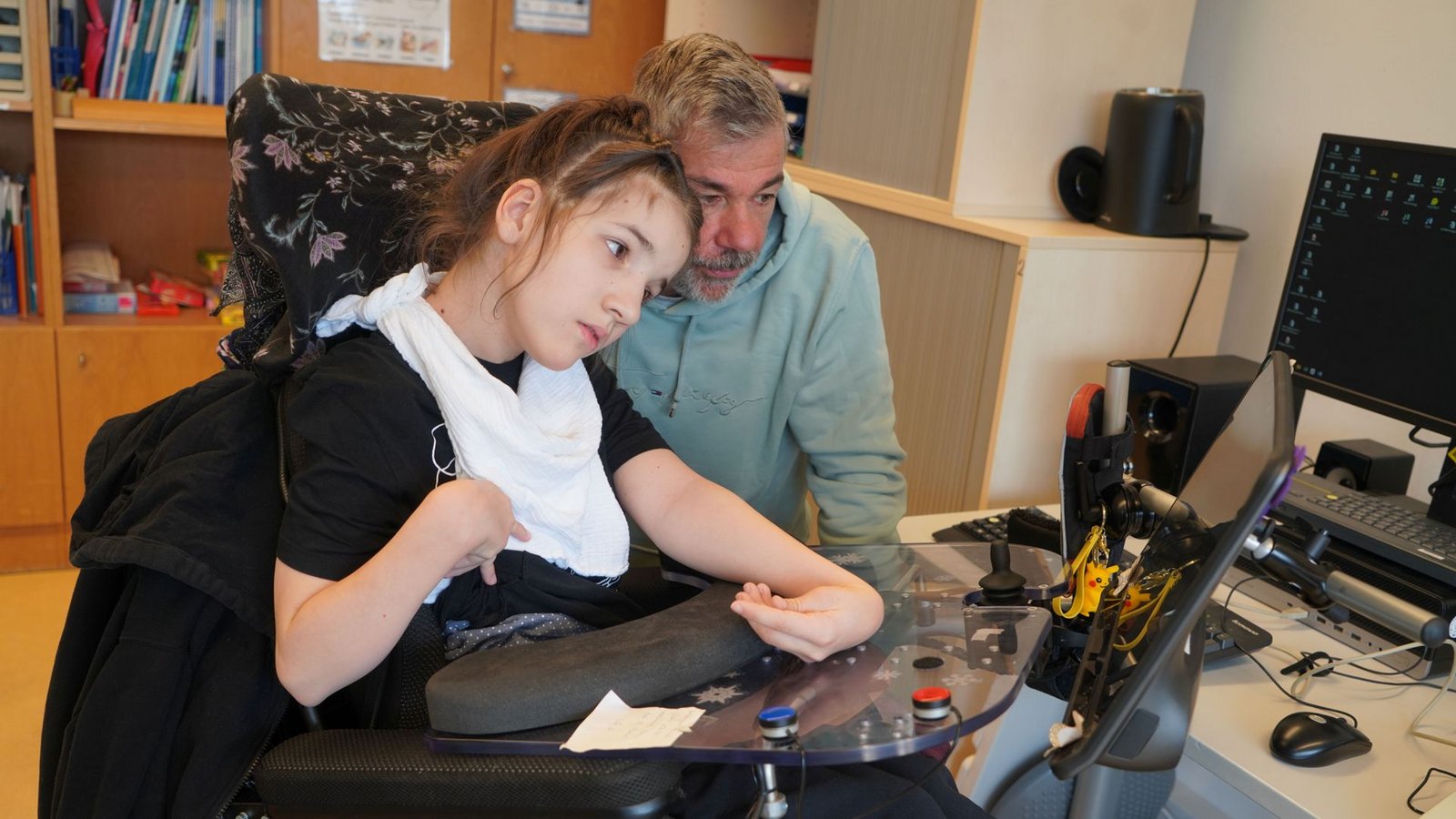 Leonie und der Sonderpädagoge Wolfram Deibel beim Einzelunterricht. Kommunizieren kann die 14-Jährige mithilfe eines Sprachcomputers.
Foto: Sira Huwiler-Flamm
Leonie beim Einzelunterricht bei Sonderpädagoge Wolfram Deibel.Foto: Sira Huwiler-Flamm Leonie und der Sonderpädagoge Wolfram Deibel beim Einzelunterricht. Kommunizieren kann die 14-Jährige mithilfe eines Sprachcomputers.
Foto: Sira Huwiler-Flamm
Leonie beim Einzelunterricht bei Sonderpädagoge Wolfram Deibel.Foto: Sira Huwiler-Flamm
