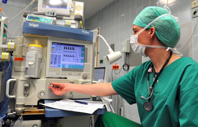 Arbeitsstrukturen und männlich dominierte Haltungen behindern die Aufstiegsmöglichkeiten von Ärztinnen in Kliniken.<span class='image-autor'>Foto: dpa/JPS Foto</span>