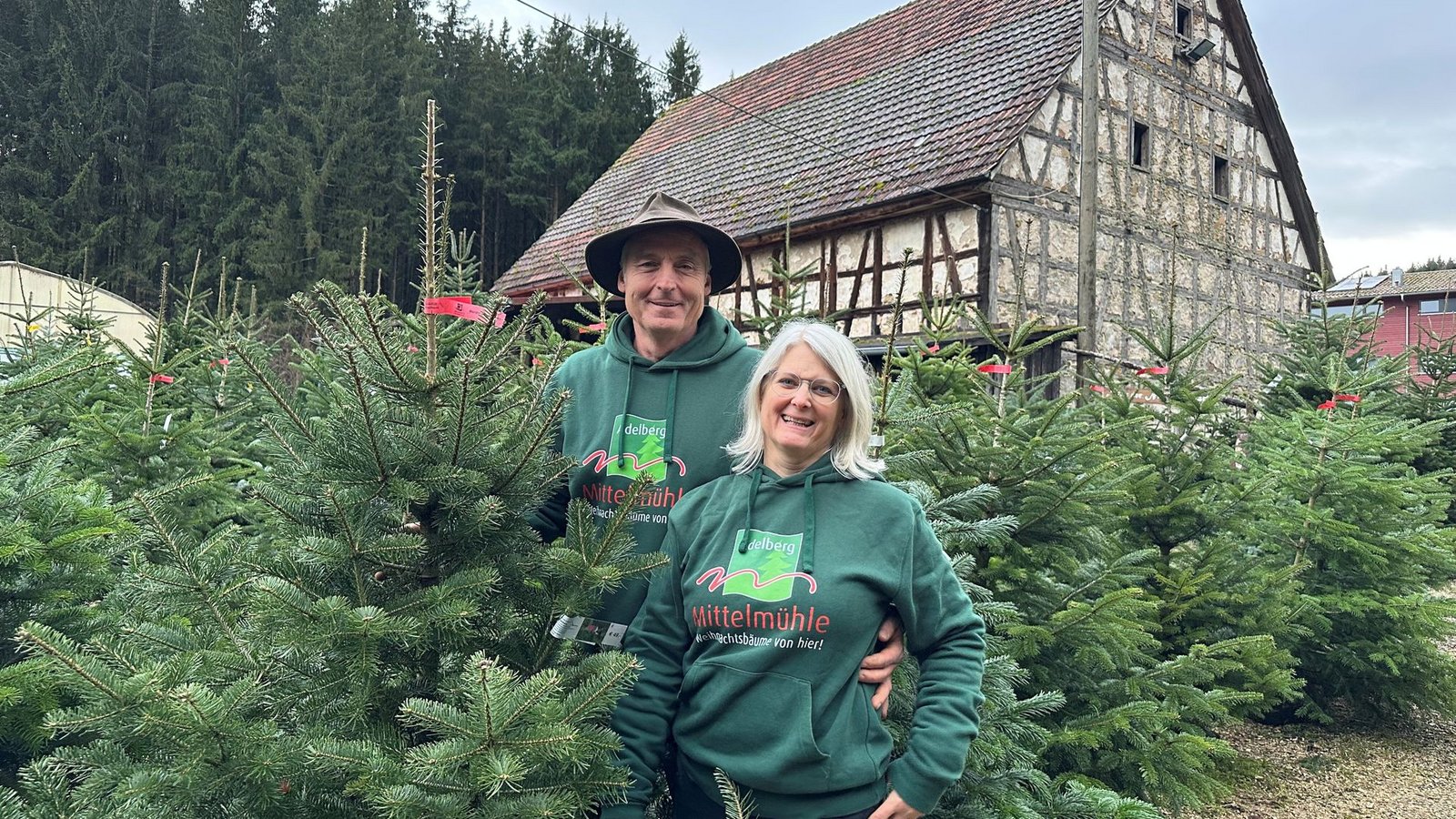 Harald und Sabine Müller zwischen ihren Weihnachtsbäumen in der Mittelmühle in Adelberg.Foto: Krug