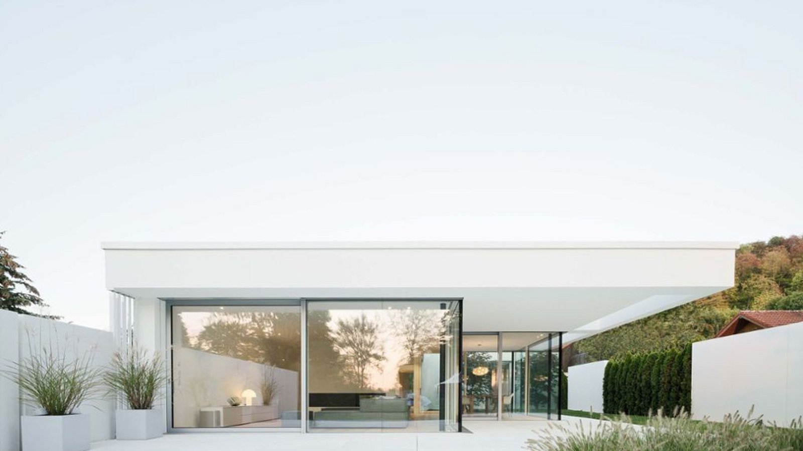 Traum aus Licht und Glas – weißer Bungalow am Fuße der Alb, entworfen von Bernd Liebel.Foto: Liebel/Brigida González Traum aus Licht und Glas – weißer Bungalow am Fuße der Alb, entworfen von Bernd Liebel.Foto: Liebel/Brigida González