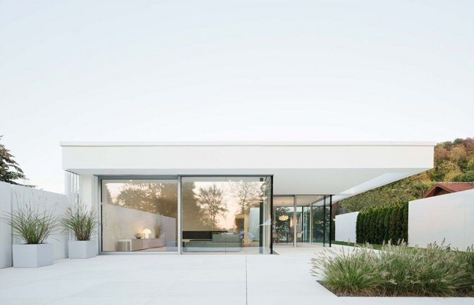 Traum aus Licht und Glas  – weißer Bungalow am Fuße der Alb, entworfen von Bernd Liebel.<span class='image-autor'>Foto: Liebel/Brigida González</span>