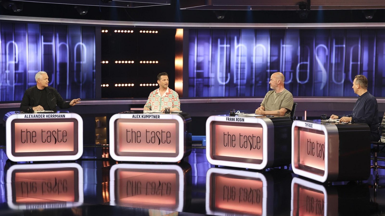 Alexander Herrmann, Alex Kumptner, Frank Rosin und Tim Raue (v.l.n.r.) entscheiden auch in Folge 3 von "The Taste" wieder über die besten und die schwächsten Löffel.Foto: © SAT.1 / Benedikt Müller Alexander Herrmann, Alex Kumptner, Frank Rosin und Tim Raue (v.l.n.r.) entscheiden auch in Folge 3 von "The Taste" wieder über die besten und die schwächsten Löffel.Foto: © SAT.1 / Benedikt Müller