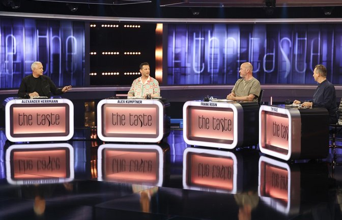 Alexander Herrmann, Alex Kumptner, Frank Rosin und Tim Raue (v.l.n.r.) entscheiden auch in Folge 3 von "The Taste" wieder über die besten und die schwächsten Löffel.<span class='image-autor'>Foto: © SAT.1 / Benedikt Müller</span>