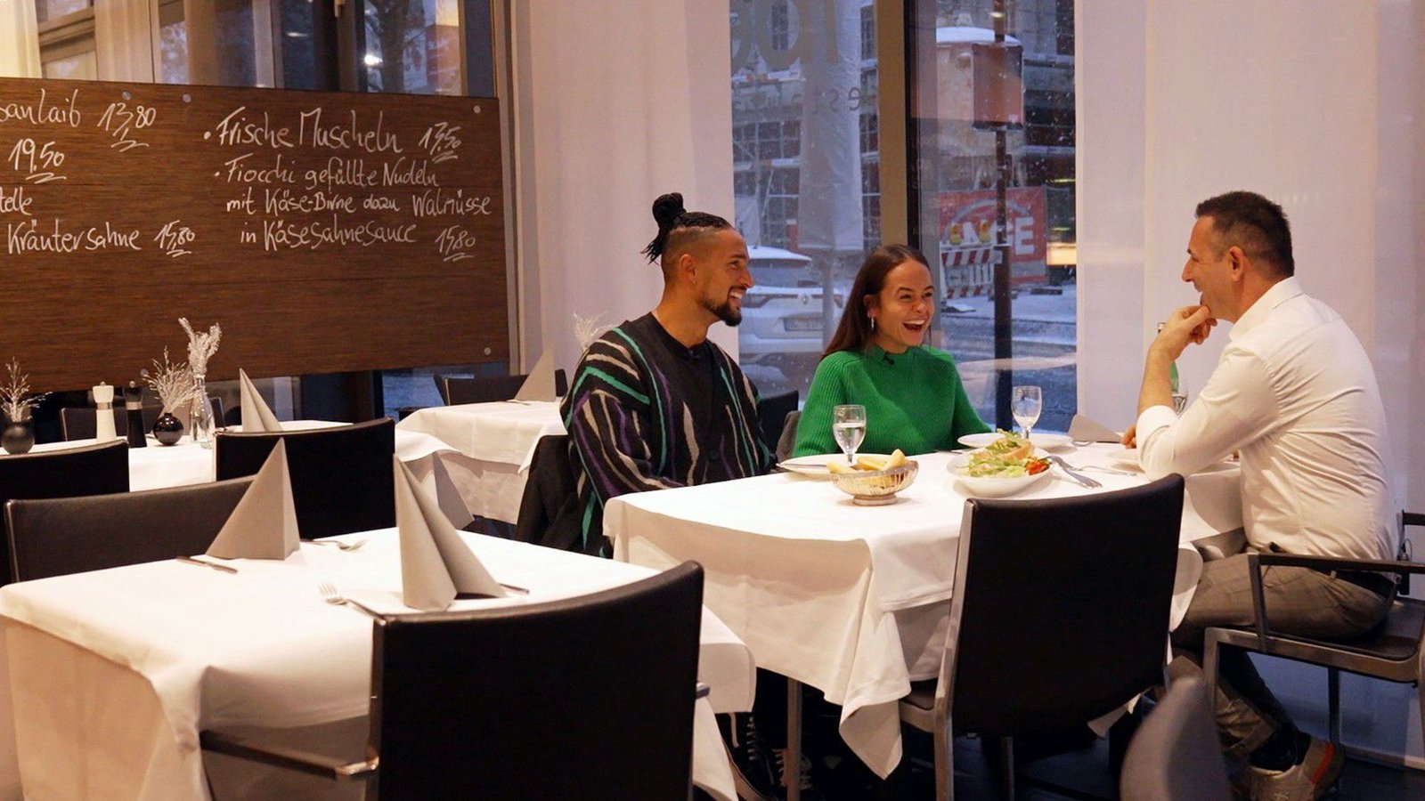 Gute Stimmung im Restaurant von Angelinas Vater.Foto: RTL Gute Stimmung im Restaurant von Angelinas Vater.Foto: RTL