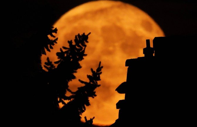 Der Mond befindet sich näher an der Erde als sonst. (Archiv)<span class='image-autor'>Foto: IMAGO/Hartenfelser/IMAGO/Peter Hartenfelser</span>